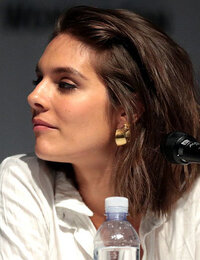 Bild Caitlin Stasey