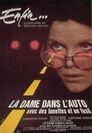 La dame dans l'auto avec des lunettes et un fusil